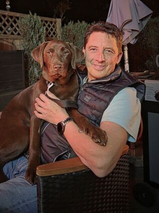 Dirk Körfgen mit Labrador