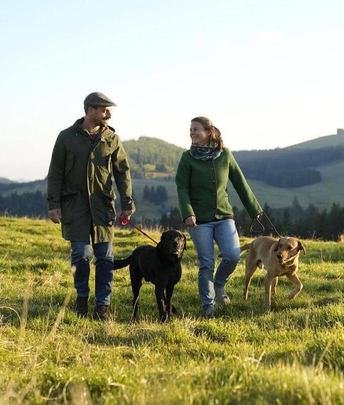 Waumobil-Steiermark Martin und Martina Spitzer von der Waumobil Mietstation Steiermark mit ihren zwei Hunden