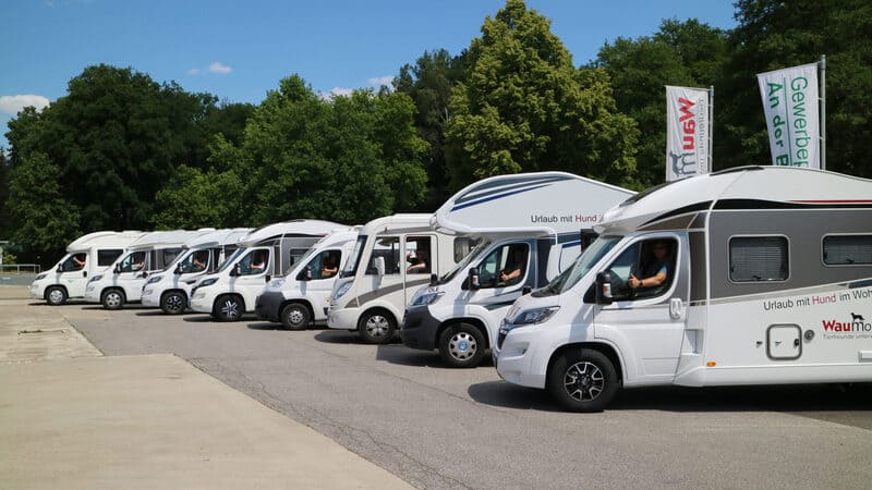 Waumobil Flotte vor der Zentrale
