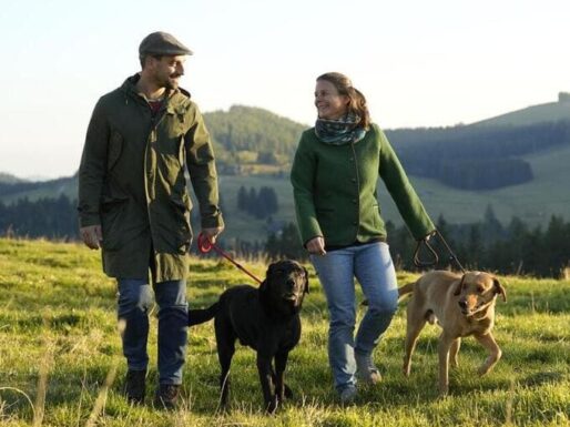 Martin und Martina Spitzer von der Waumobil Mietstation Steiermark mit ihren zwei Hunden