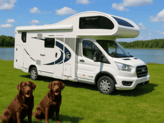 Waumobil Kira mit zwei Hunden