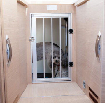 Hundedurchgang zu hundegerecht umgebauten Garage